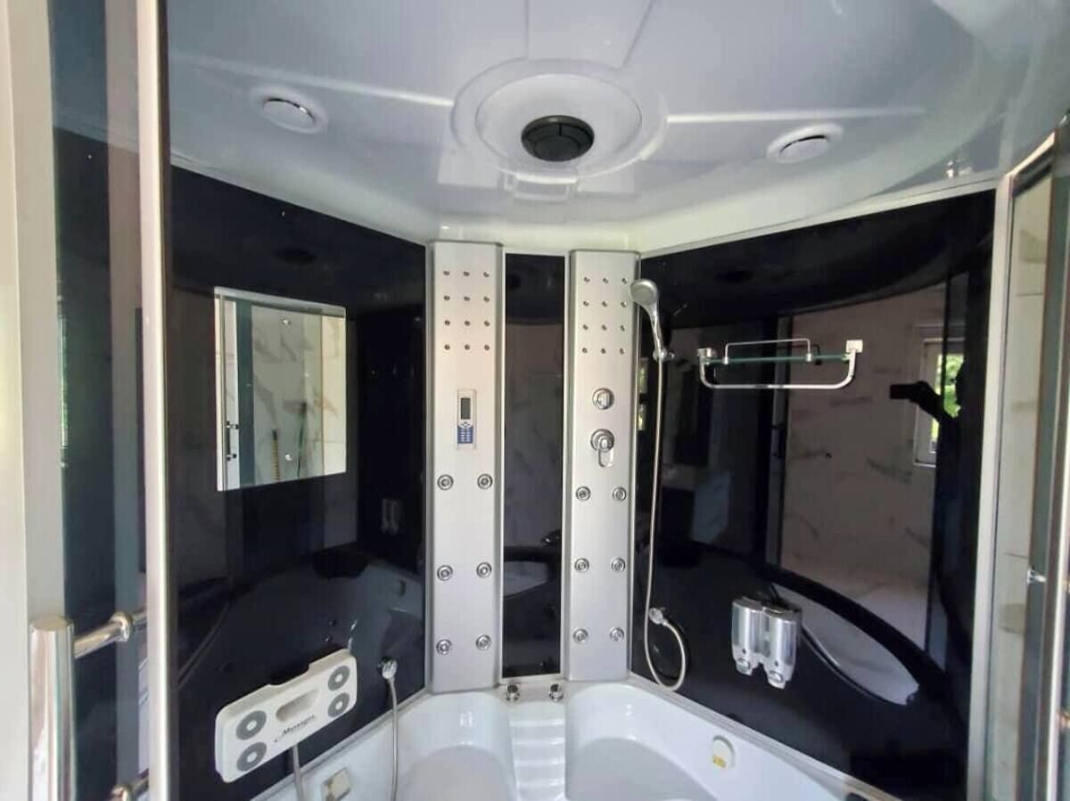 Chuveiro, toalhas de banho, sabonete, shampoo