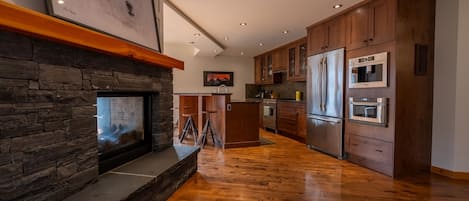 Condo | Aire de séjour | Téléviseur connecté de 40 po avec télévision par satellite, foyer