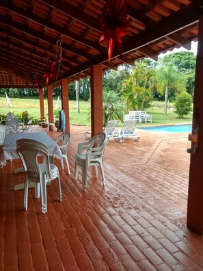 Outdoor dining - Marisol, spacious and comfortable farm in Araçoiaba da Serra  (Araçoiaba da Serra)
