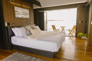 1 bedroom, premium bedding, individually furnished, blackout curtains - Premium Floating Bungalow by Stay Ombi (Key Largo)
