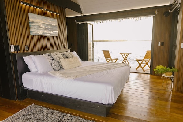 1 bedroom, premium bedding, individually furnished, blackout drapes - Premium Floating Bungalow by Stay Ombi (Key Largo)