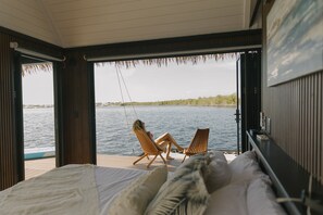 En 55-tommers smart-TV med digitale kanaler samt bøker