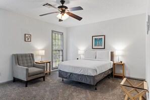 5 bedrooms, iron/ironing board, free WiFi - Midtown Fenced Yard  White Acres Retreat (Montgomery)