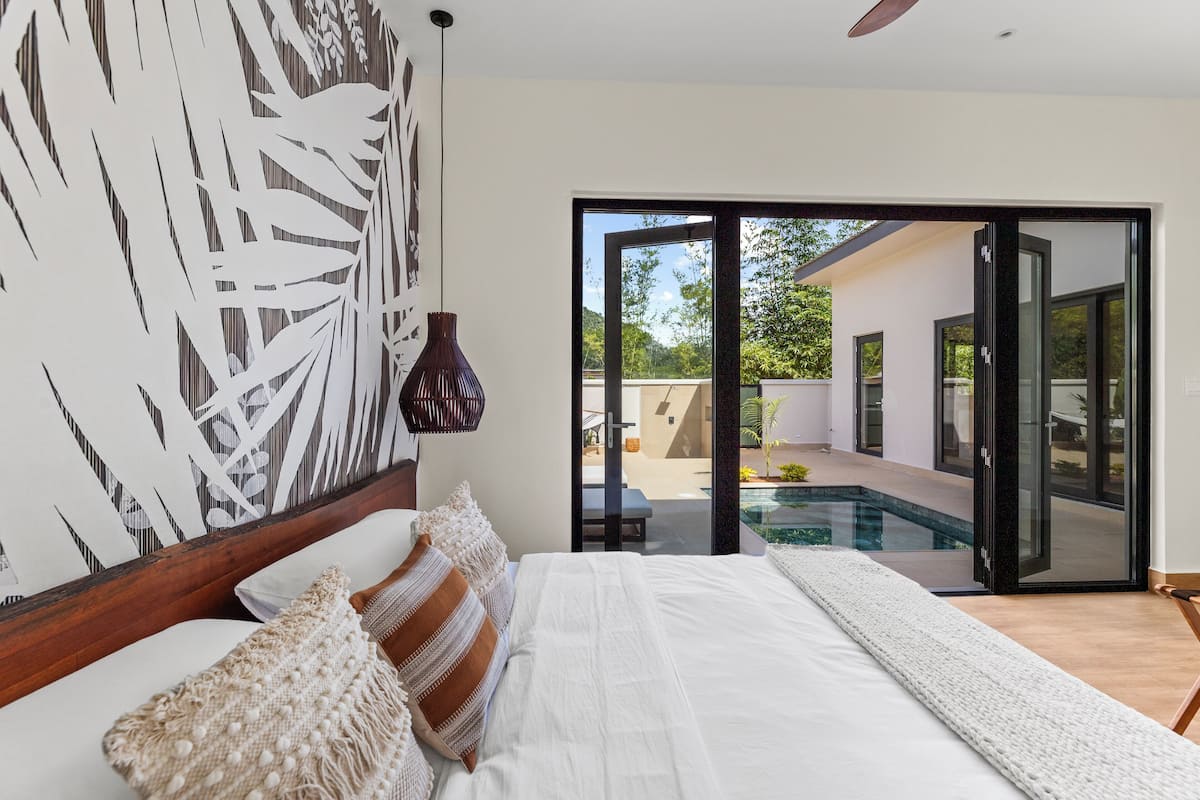 Villa, 1 soverom (Jungle with Pool) | Safe på rommet, blendingsgardiner og strykejern/-brett