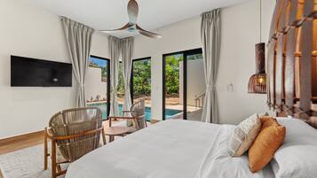 Villa, 3 camere da letto (Riverfront with Pool) | 3 camere, una cassaforte in camera, tende oscuranti, ferro/asse da stiro