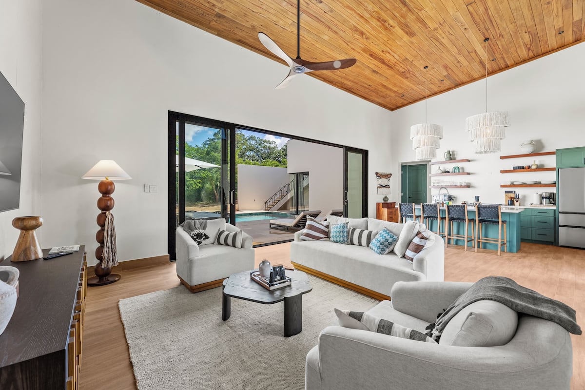Villa, 3 soverom (Riverfront with Pool) | Oppholdsområde | En 42-tommers smart-TV med digitale kanaler
