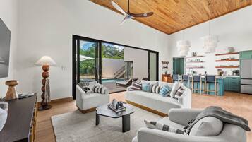 Villa - 3 sovrum (Riverfront with Pool) | Vardagsrum | 42-tums smart-tv med digitalkanaler