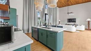 Villa, 3 soverom (Riverfront with Pool) | Eget kjøkken