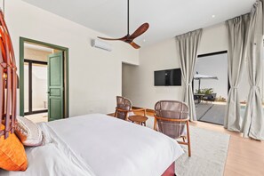 Villa, 3 soverom (Riverfront with Pool) | Safe på rommet, blendingsgardiner og strykejern/-brett