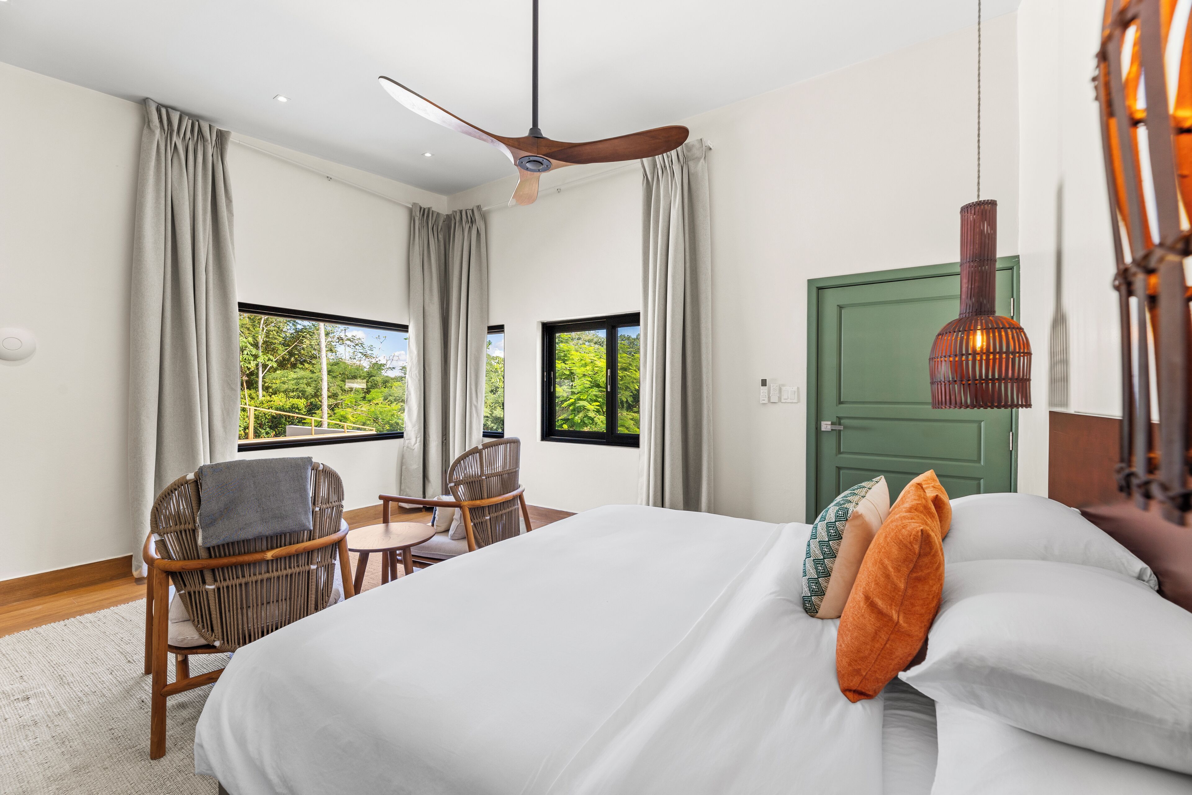 Villa, 3 soverom (Riverfront with Pool) | Safe på rommet, blendingsgardiner og strykejern/-brett