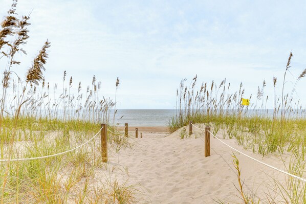 På stranden