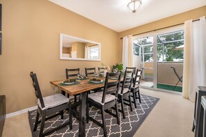 Dining - Epic Arty Retreat near Disney (Kissimmee)