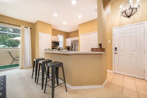 Fridge, microwave, oven, dishwasher - Epic Arty Retreat near Disney (Kissimmee)