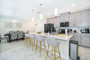 Fridge, microwave, oven, stovetop - EPIC ENCANTo HOME W/Free water park/Disney10 miles (Kissimmee)