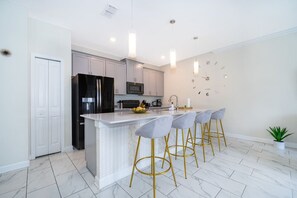 Fridge, microwave, oven, stovetop - EPIC ENCANTo HOME W/Free water park/Disney10 miles (Kissimmee)