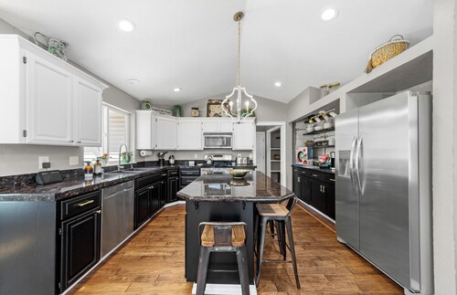 The Oasis- Gorgeous acreage home w/heated pool/hot tub. King beds.