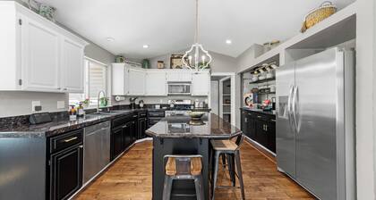 The Oasis- Gorgeous acreage home w/heated pool/hot tub. King beds.