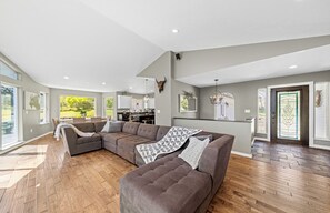 Smart TV, chimenea, libros, estéreo
