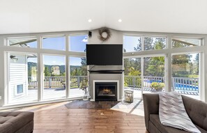 Smart TV, chimenea, libros y estéreo 