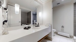 Classic Room, 1 King Bed, Non Smoking | Badeværelse | Bruser, håndklæder