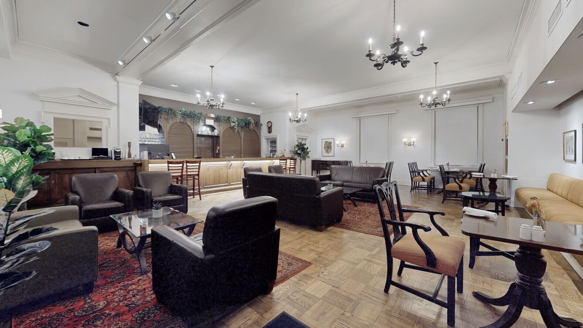 Een ruime lobby met een bar, zitgedeelte en een eethoek.