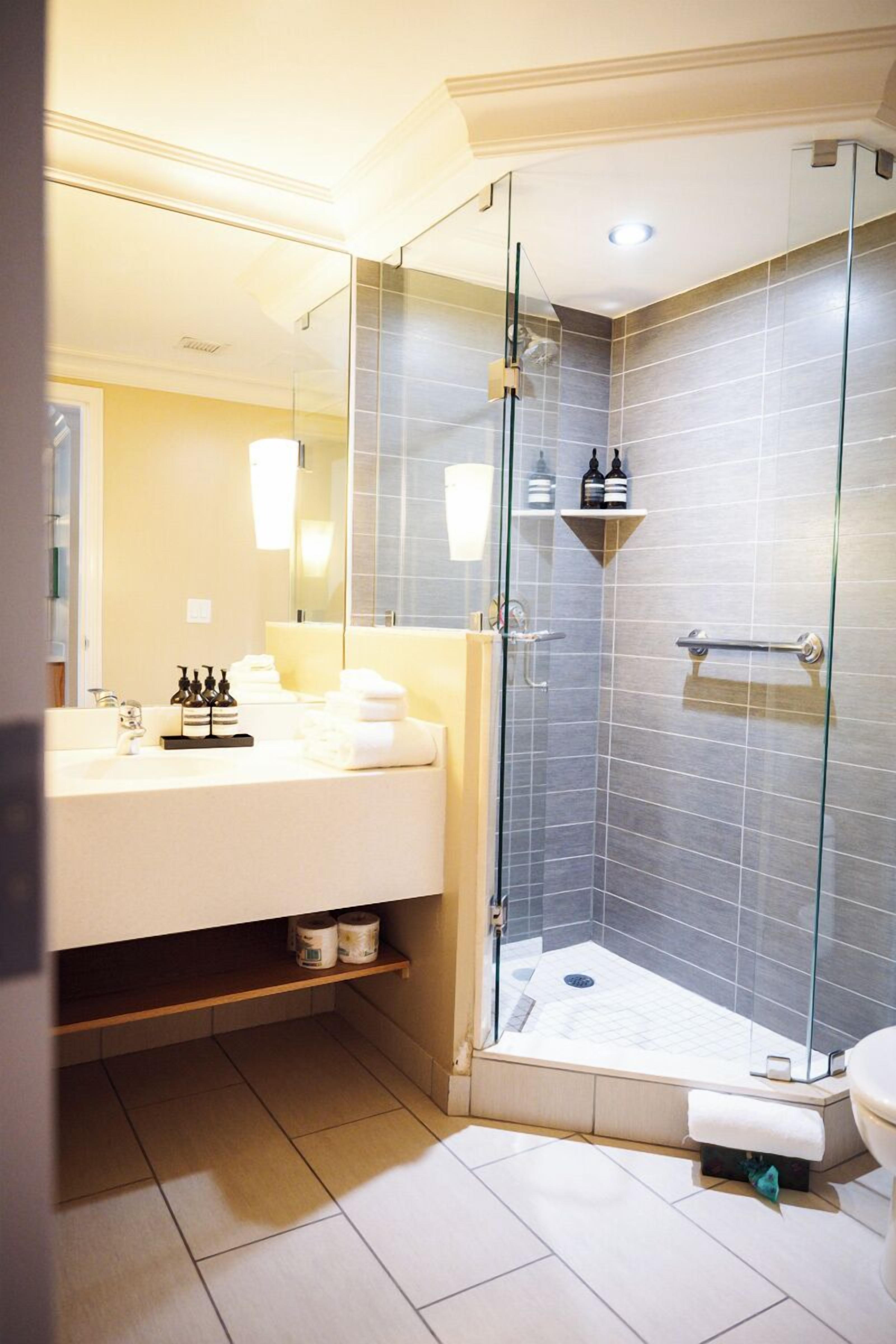 Classic Room, 1 Queen Bed, Non Smoking | Bathroom | Shower, towels