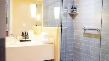 Classic Room, 1 Queen Bed, Non Smoking | Bathroom | Shower, towels