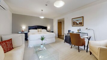 Classic Room, 1 King Bed, Non Smoking | 房內夾萬、熨斗/熨衫板、免費 Wi-Fi、床單