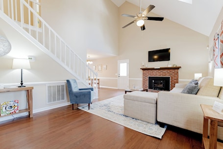 House, 4 Bedroom, 2 Bathrooms | Living area