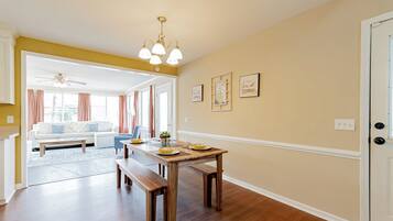 House, 4 Bedroom, 2 Bathrooms | Dining room