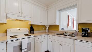 House, 4 Bedroom, 2 Bathrooms | Private kitchen