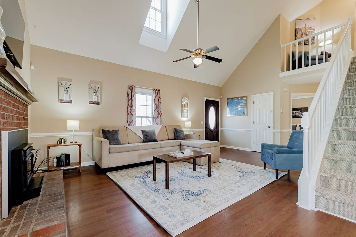 House, 4 Bedroom, 2 Bathrooms | Living area