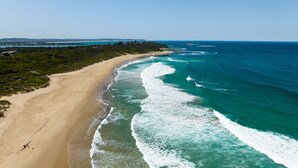 Een kuststrand met helder turquoise water en een zandstrand.