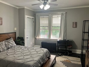 2 soverom, skrivebord, strykejern/-brett og wi-fi