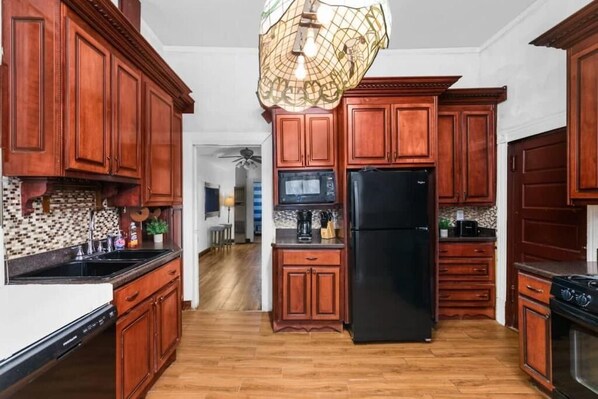 Private kitchen - Private Pool and Renovated Home (Birmingham)