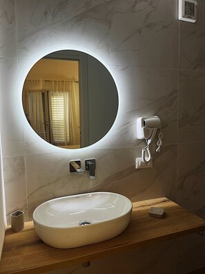 Deluxe Double Room | Bathroom