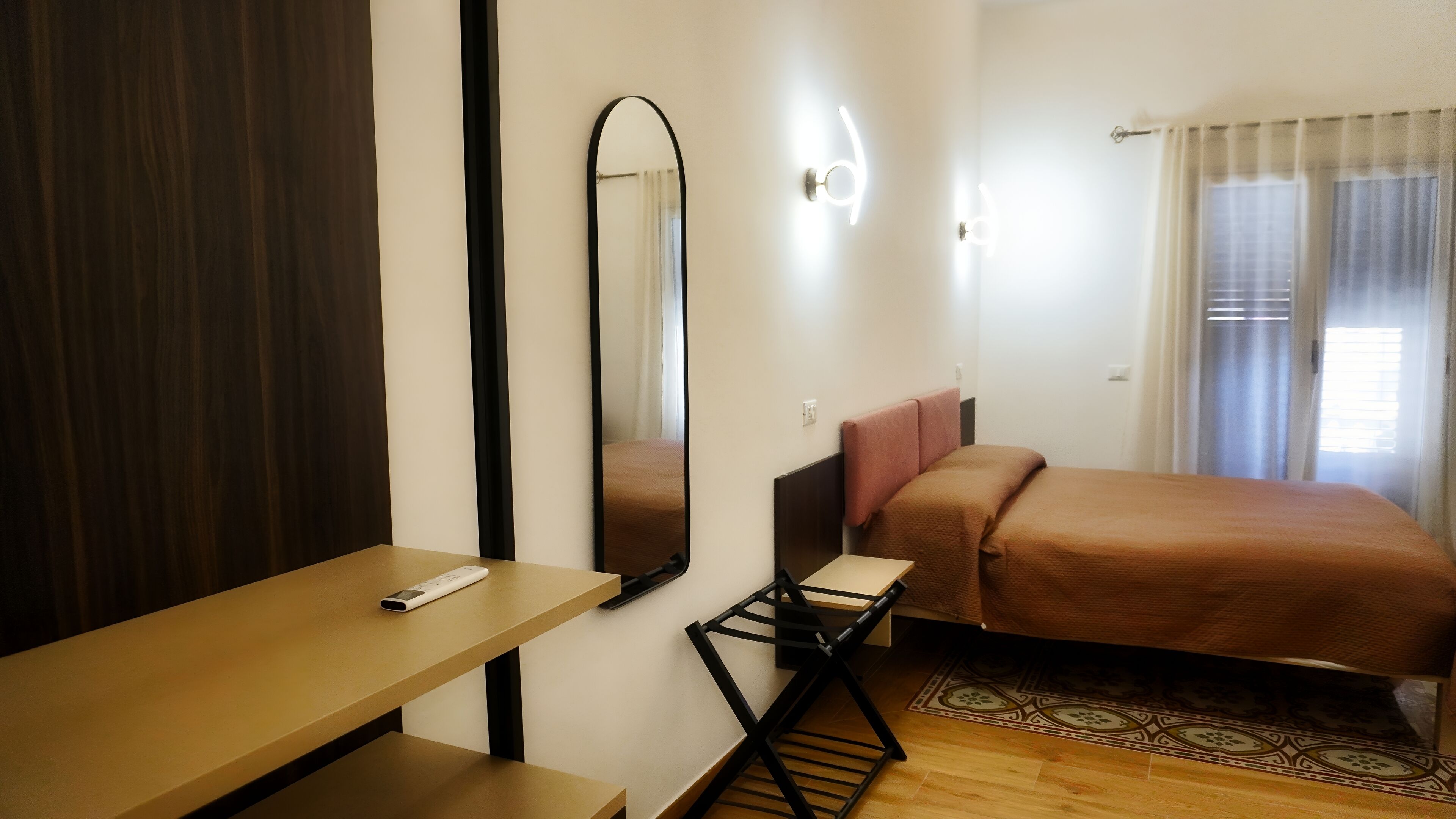 Minibar, coffres-forts dans les chambres, bureau