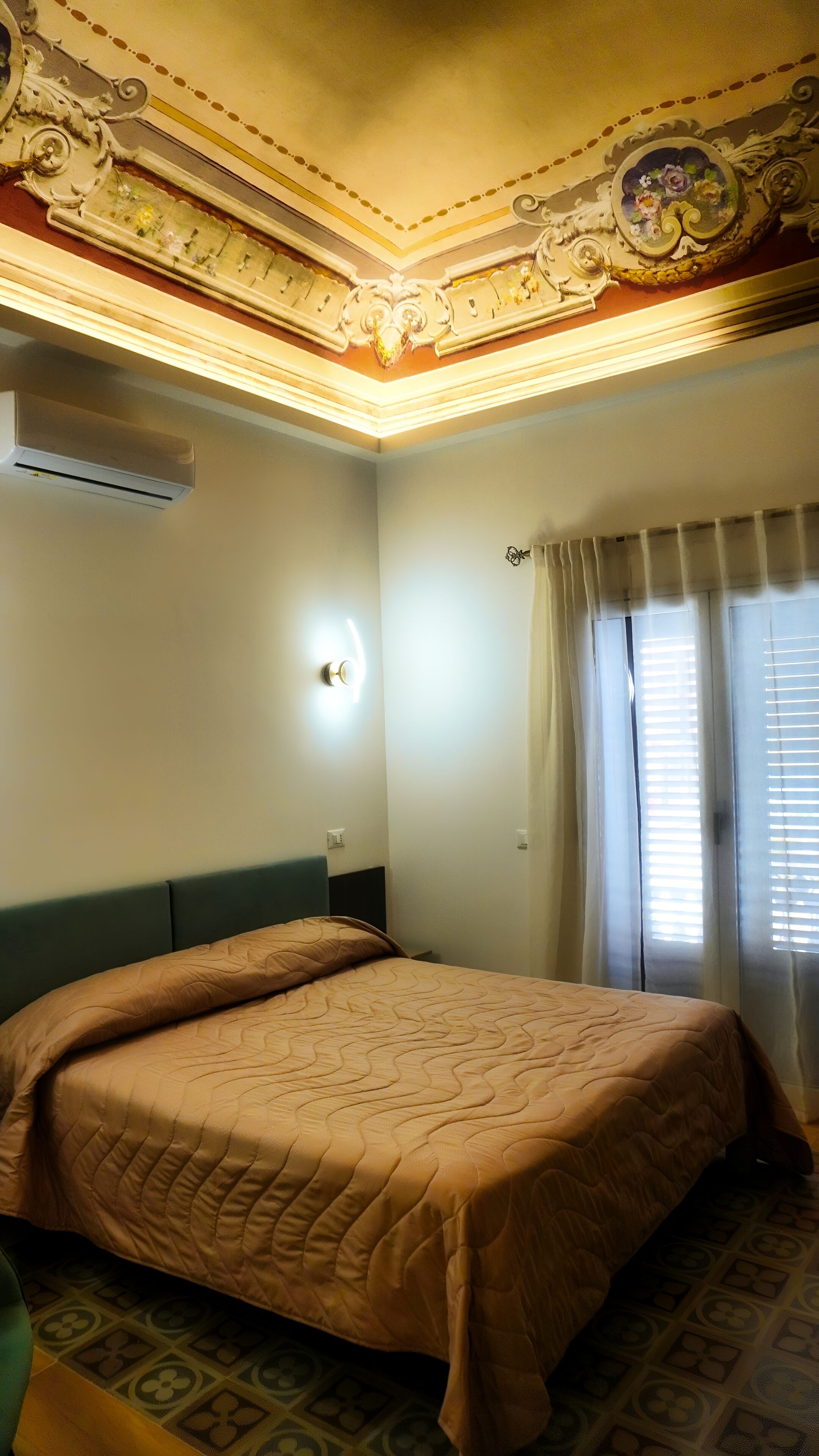 Minibar, coffres-forts dans les chambres, bureau