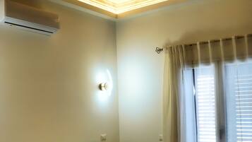 Classic-Doppelzimmer, 1 Doppelbett | Minibar, Zimmersafe, Schreibtisch, laptopgeeigneter Arbeitsplatz