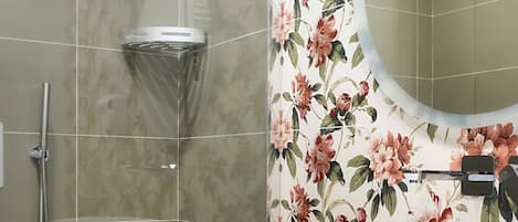 Chambre classique double, 1 lit double (Ciambra) | Salle de bain | Douche, douche cascade, articles de toilette (gratuits)