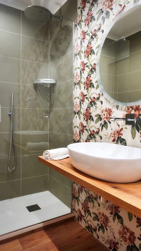 Dusche, Regendusche, kostenlose Toilettenartikel, Haartrockner