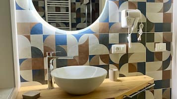 Habitación cuádruple Deluxe | Baño | Pantuflas