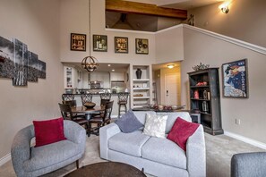 Smart-tv, eldstad och dvd-spelare