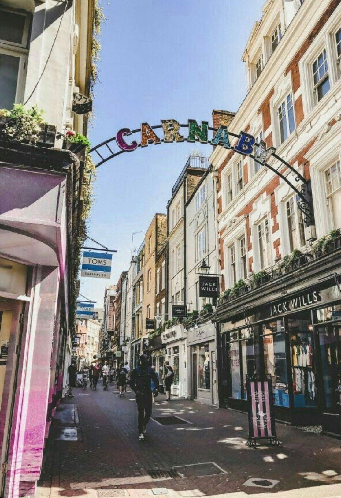 Eine Straße mit einem Schild, auf dem 'Carnaby' steht.