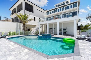 A heated pool - Ocean Breeze Haven – Your Private Beachfront Escape (Bonita Springs)