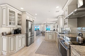 ثلاجة، ميكروويف، فرن، موقد طهي مسطح