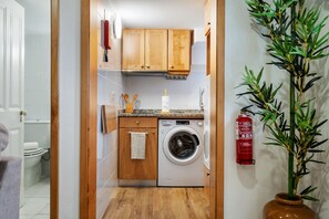 Douche, sèche-cheveux, serviettes fournies