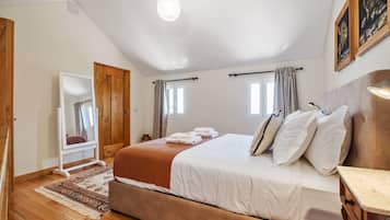 1 habitación, tabla de planchar con plancha y cuna de viaje