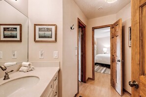 Shower, hair dryer, towels, soap - GUEST FAVORITE! Mountain Views, Golf, Hiking, Pickleball, FAMILY & PET Friendly (Dillard)