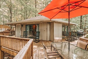 Outdoor dining - GUEST FAVORITE! Mountain Views, Golf, Hiking, Pickleball, FAMILY & PET Friendly (Dillard)